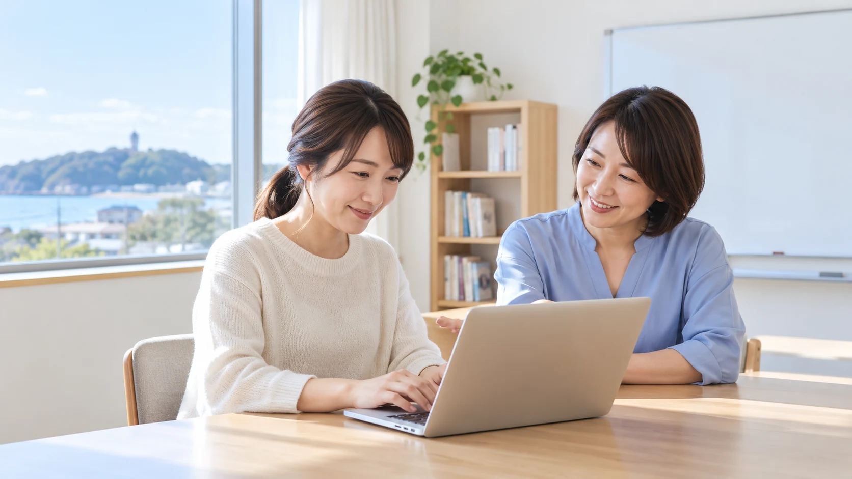 スタッフと並んでパソコンを学ぶイメージ