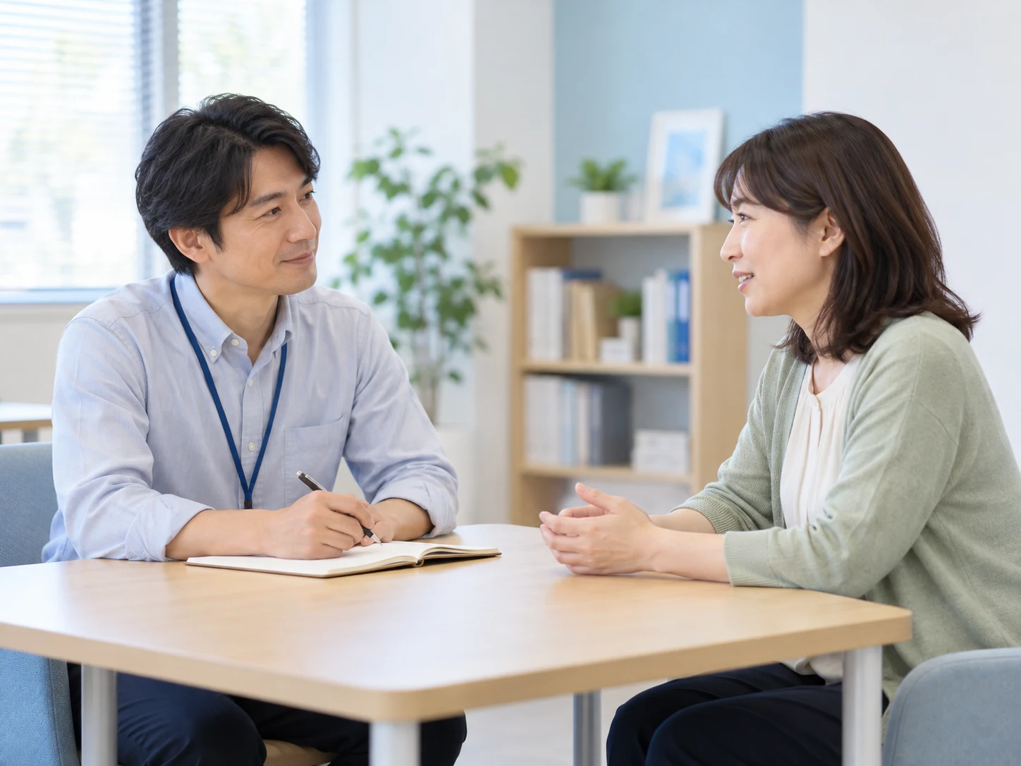 支援者が相談者の話に耳を傾ける相談風景のイメージ