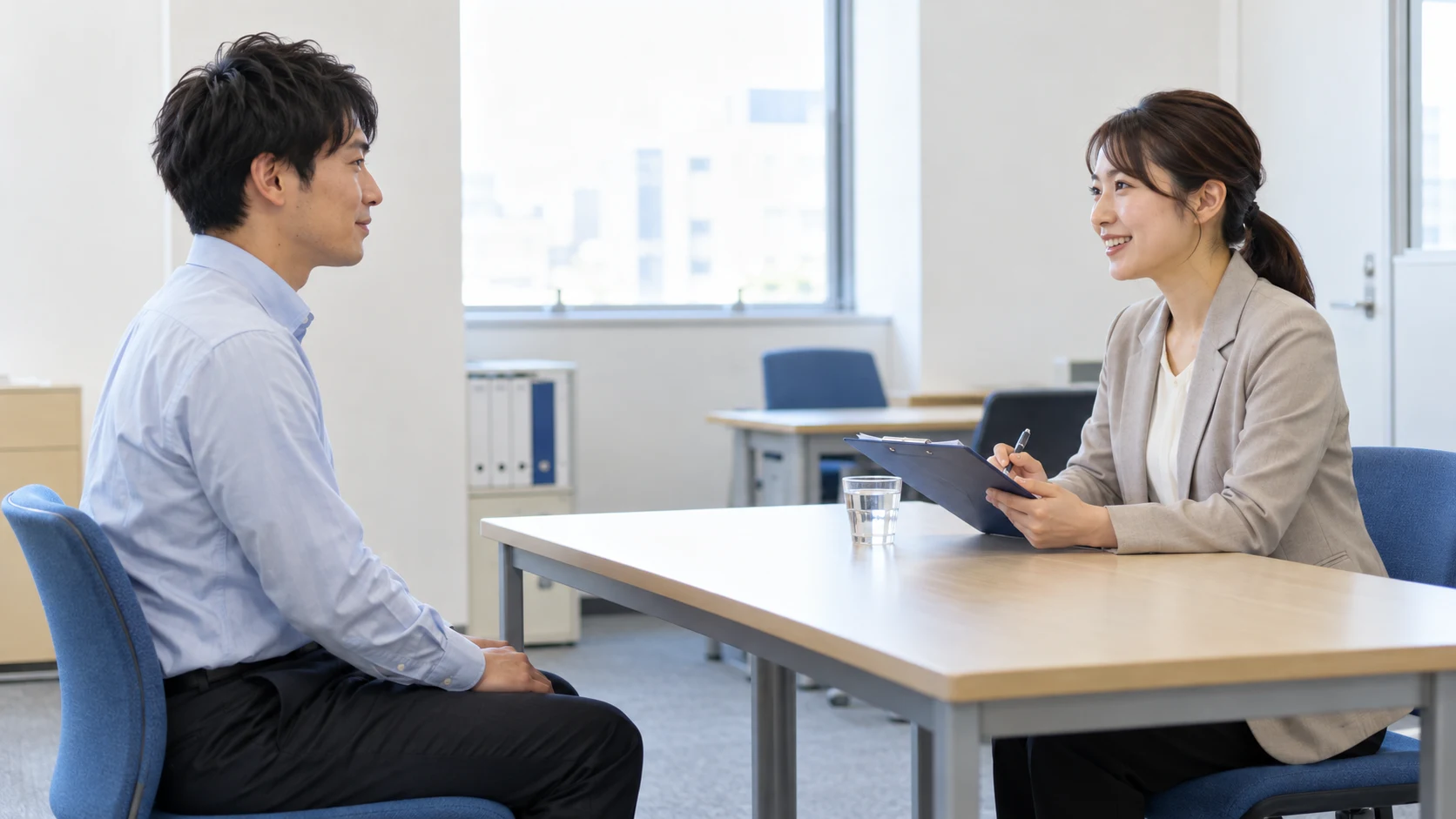 支援者と面接練習をするイメージ